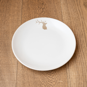 Mountain dessert plate with a beige deer pattern.