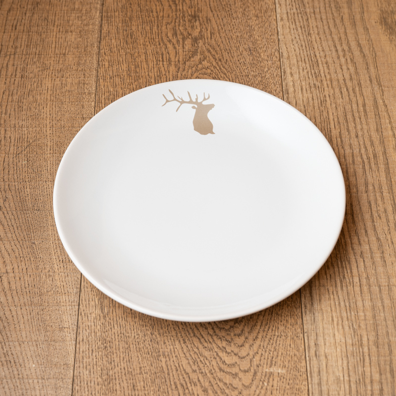 Mountain dessert plate with a beige deer pattern.