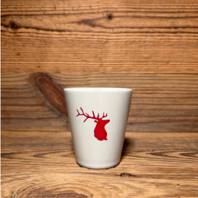 Tazza da caffè bianca stile montagna con motivo di cervo rosso.