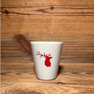 Tazza da caffè bianca stile montagna con motivo di cervo rosso.