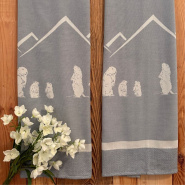 Deux torchons montagne avec un motif marmottes de coloris vert.