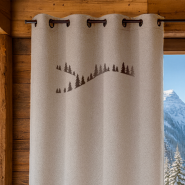Tenda da montagna oscurante in bouclé ecrù ricamata ad abeti tortora, 140x260 cm con occhielli.