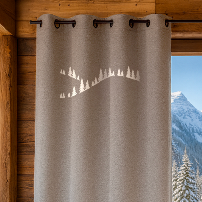 Cortina de montaña opaca en bouclé topo bordada con abetos blancos, 140x260 cm con ojales.