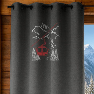 Cortina de montaña gris antracita bordada con un telecabina roja, 140x260 cm con ojales.