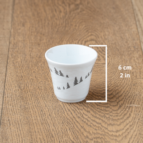 Tazza da caffè bianca con motivi di abeti grigi, altezza 6 cm.
