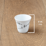 Tazza da caffè bianca con motivi di abeti grigi, altezza 6 cm.