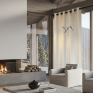 Cortina opaca de montaña color crudo en un salón de chalet contemporáneo.