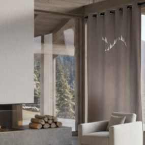 Rideau de style chalet de coloris taupe brodé de sapin blanc placé dans un salon contemporain.