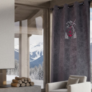 Cortina estilo montaña gris antracita con motivo de telecabina en un salón de chalet.