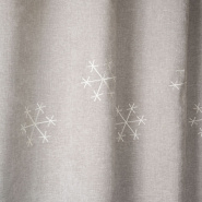 Zoom sur le détail de la broderie du motif flocon de neige.