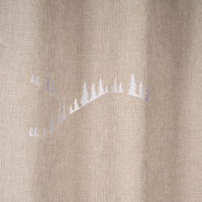 Zoom sur les broderies blanches du rideau chalet.