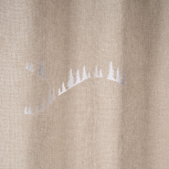 Zoom sur les broderies blanches du rideau chalet.
