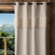 Rideau montagne beige avec une bande de fourrure blanche.