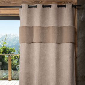 Rideau montagne couleur beige avec une bande de fourrure.