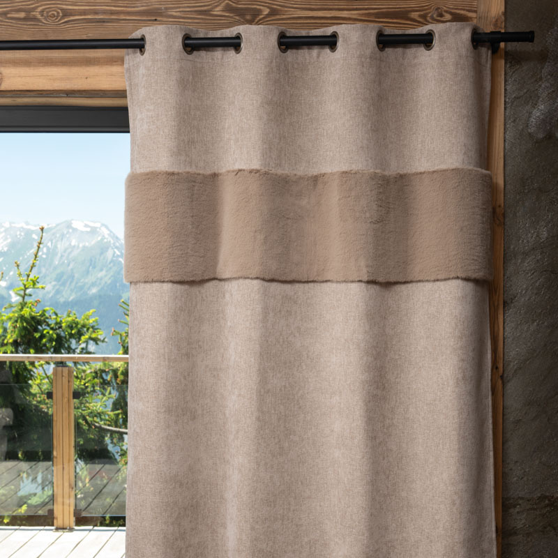 Rideau montagne couleur beige avec une bande de fourrure.