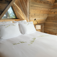Housse de couette montagne en percale de coton blanche brodée d'un motif sapins verts.