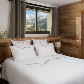Housse de couette montagne en percale de coton blanche brodée d'un motif de sapin gris.