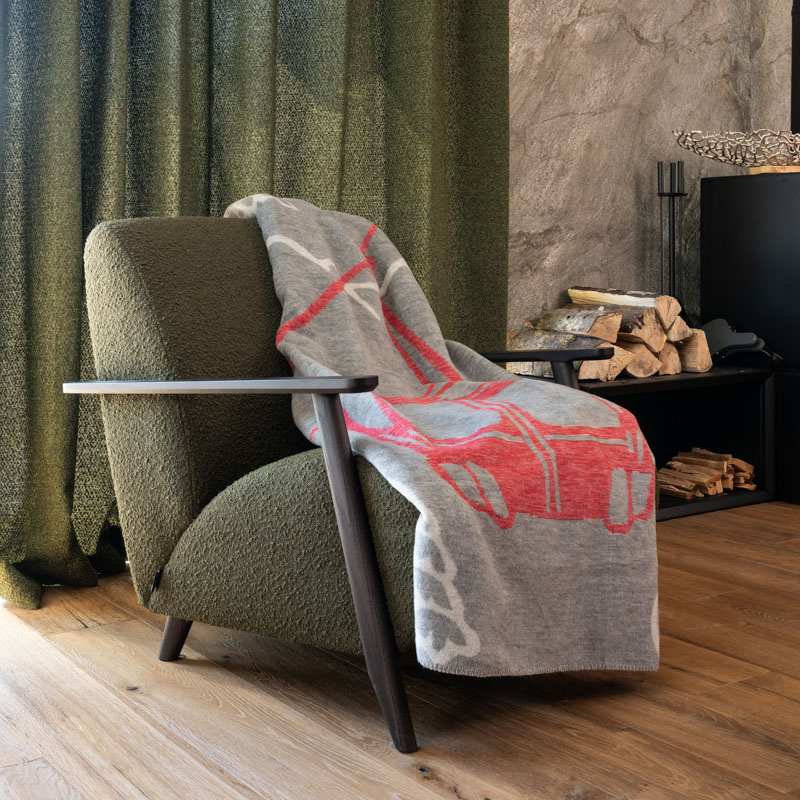 Plaid montagne gris avec un motif de télécabine rouge.