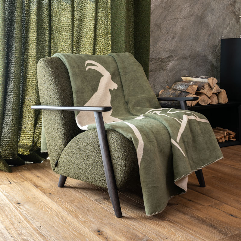 Plaid montagne vert avec un motif bouquetin beige.