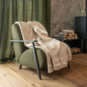Plaid montagne beige avec un motif marmotte blanc.