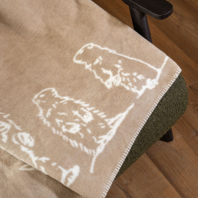 Zoom sur le détail du motif marmotte d'un plaid beige.