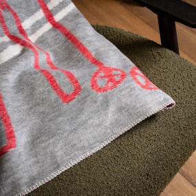 Détail en gros plan d'un motif représentant une paire de skis rouges et des bâtons de ski rouges.