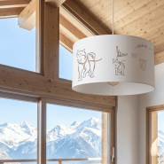 Suspension montagne avec un motif de chien de traîneau dans un chalet contemporain.
