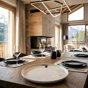 Piatto da portata da montagna con motivo a cervo su un tavolo da chalet contemporaneo.