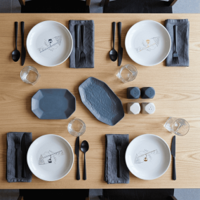 Assiette creuse montagne avec un motif de télécabine présenté sur une table.