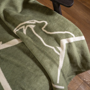 Zoom sur le motif bouquetin du plaid montagne.