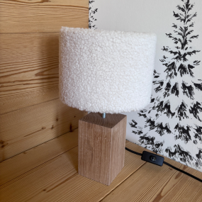 Lámpara completa con pantalla grande de tejido bouclé ecrú y pie de madera.