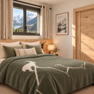 Couvre-lit montagne vert motif bouquetin  disposé sur un lit, 240x220 cm.
