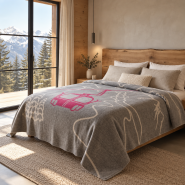 Colcha gris con motivos de montaña y teleférico, colocada sobre una cama, 240 x 220 cm.