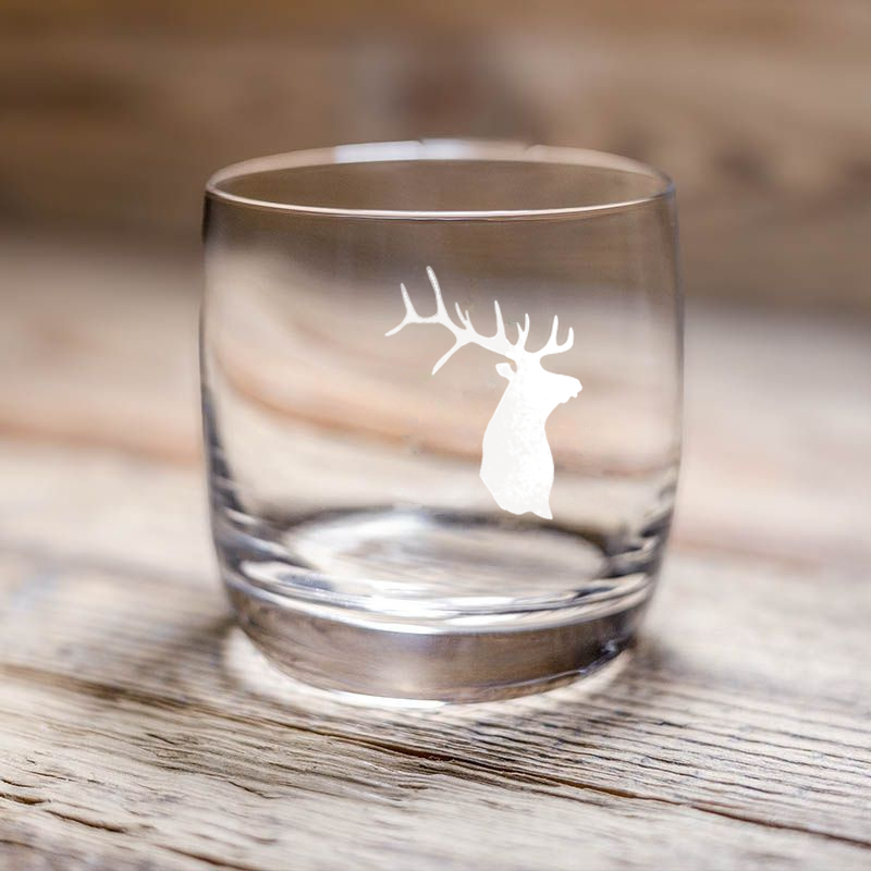 Vaso de agua con un motivo de un ciervo blanco.