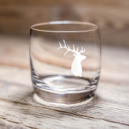Verre à eau montagne avec un motif de cerf blanc.