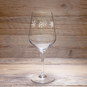 Copa de cata con motivos de copos de nieve, colocada sobre una mesa de madera.