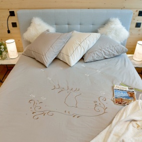 Stag embroidered duvet cover ivory